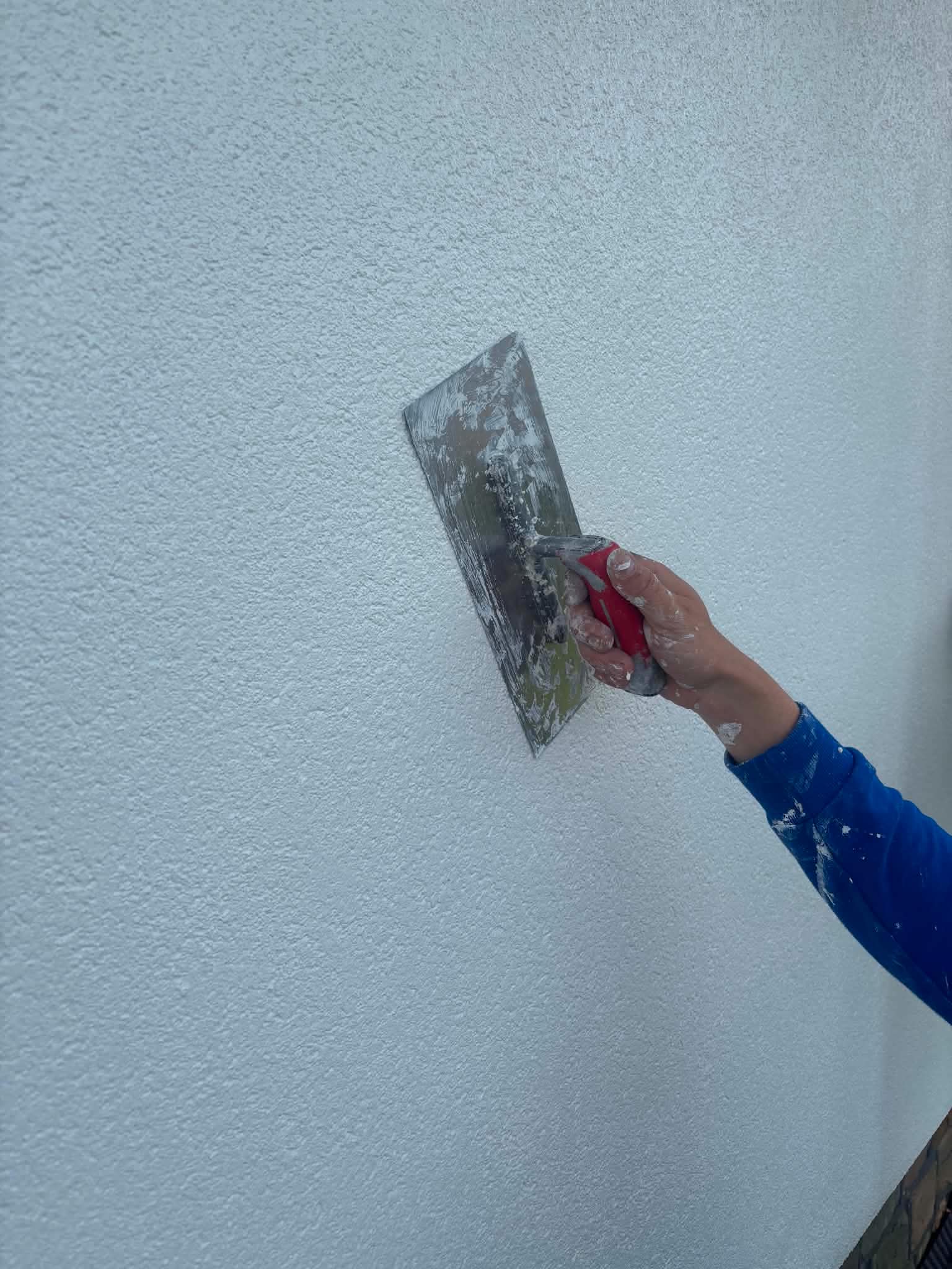 Aanbrengen van crepi op een gevel