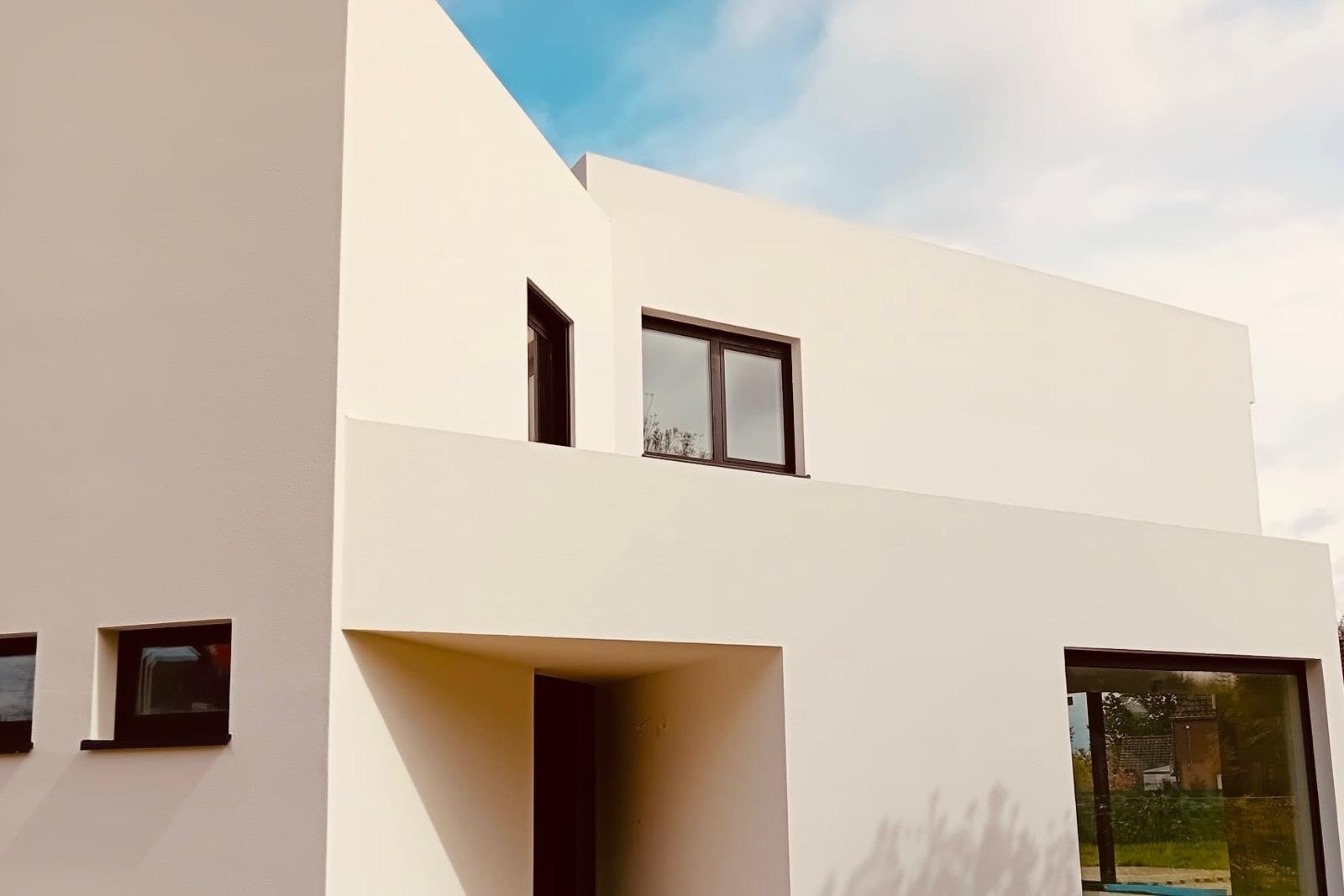Wit modern huis met crepi bepleistering